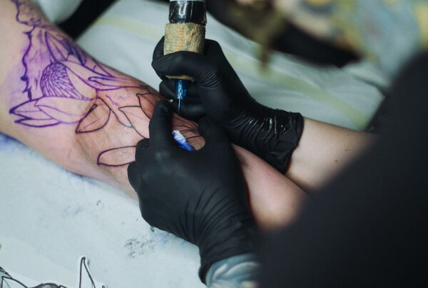 Tatuoija Jole tatuoi asiakkaan käsivartta.