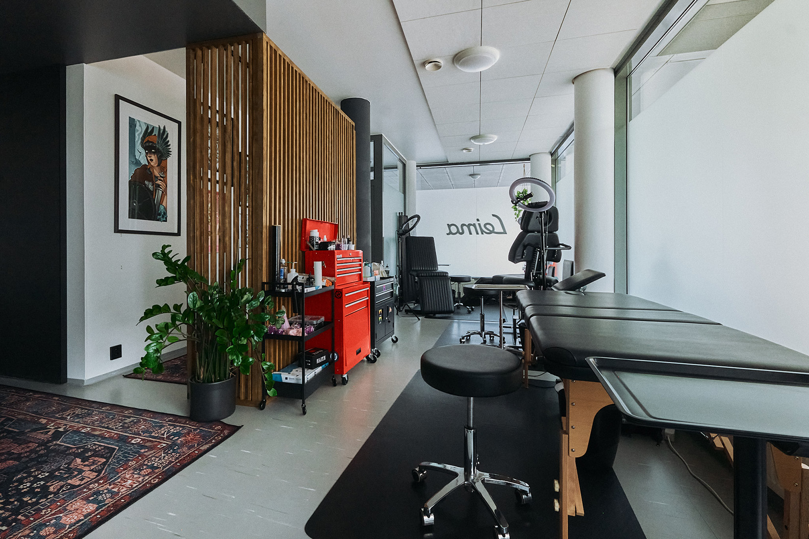 Tatuointiliike Leiman sisätilat, jossa näkyy tatuointipöytiä ja tuoleja.