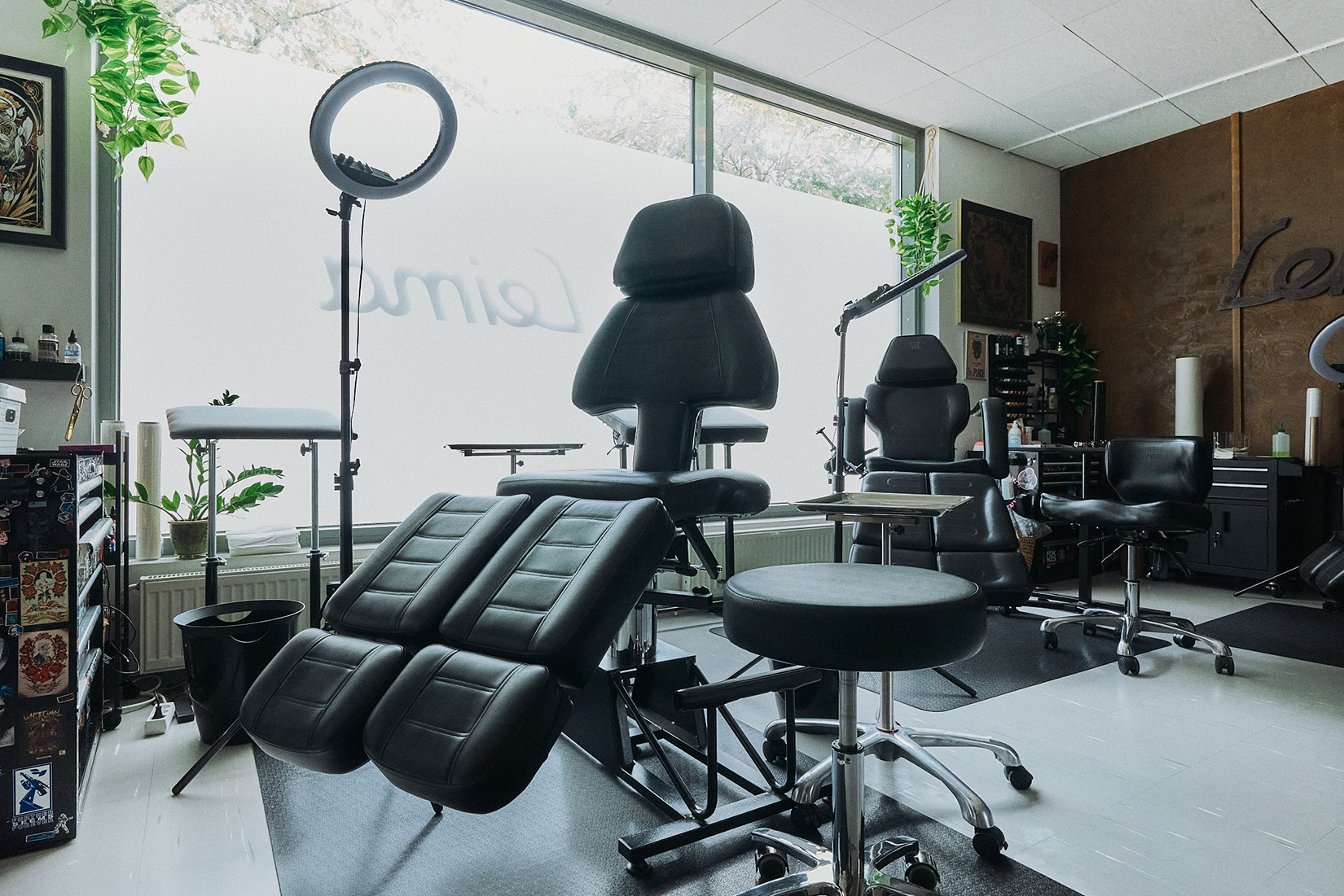 Tatuointiliike Leiman sisältä kuvattu alue jossa näkyy tatuointityöpisteitä.