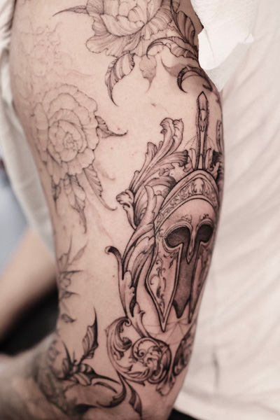 Dogma Noirin tekemä tatuointi jossa kypärä.