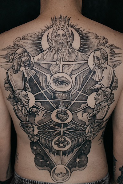 Dogma Noirin tekemä selkätatuointi, jossa okkultisia elementtejä