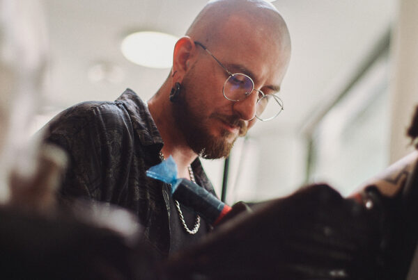 Tatuointiliike Leiman vieraileva artisti Adrian Suez tatuoimassa.