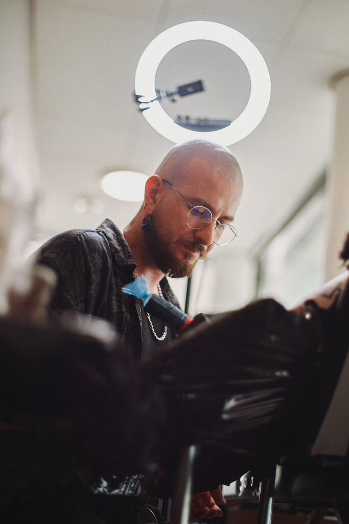 Tatuointiliike Leiman vieraileva artisti Adrian Suez tatuoimassa.