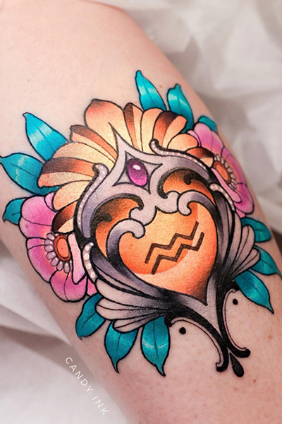 Tatuoija Candyn tekeä korutatuointi