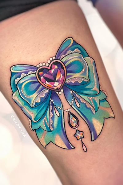 Puolalainen tatuoija Candy on tehnyt rusettitatuoinnin reiteen.