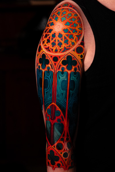 Tatuoija Catan tekemä realismi-tyylinen tatuointi kirkon ikkunasta. Hän vierailee tatuointiliike Leimassa.