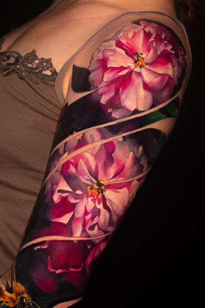 Tatuoija Catan tekemä realismi-tyylinen tatuointi kukista. Hän vierailee tatuointiliike Leimassa.