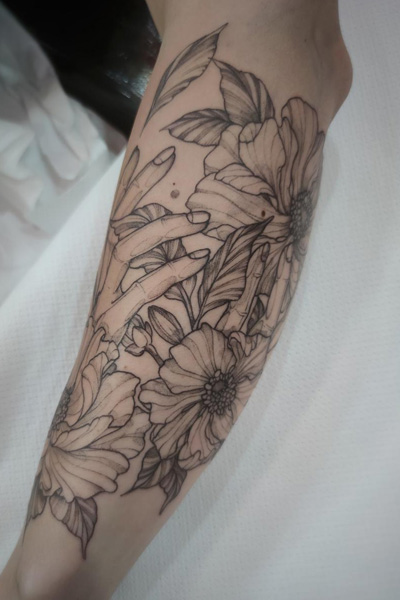 Kukkatatuointi käsivarressa, jonka on tehnyt italialainen Catherina Gynt fineline- ja blackwork-tyylillä. Tatuoija on vieraileva artisti Leima tatuointiliikkeessä.