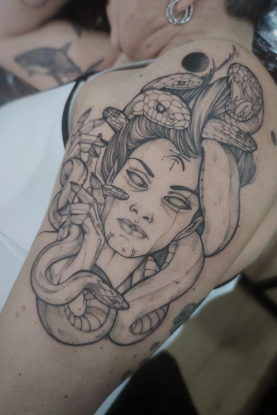 Medusa-tatuointi käsivarressa, jonka on tehnyt italialainen Catherina Gynt fineline- ja blackwork-tyylillä. Tatuoija on vieraileva artisti Leima tatuointiliikkeessä.