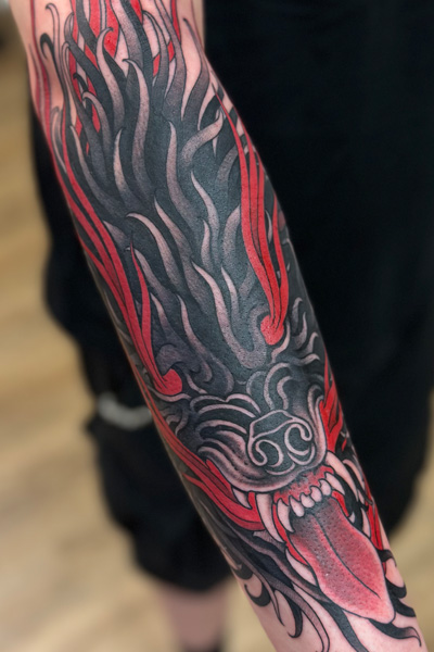 Tatuoija Cesar Pimentan tekemä susitatuointi. Hän vierailee tatuointiliike Leimassa.