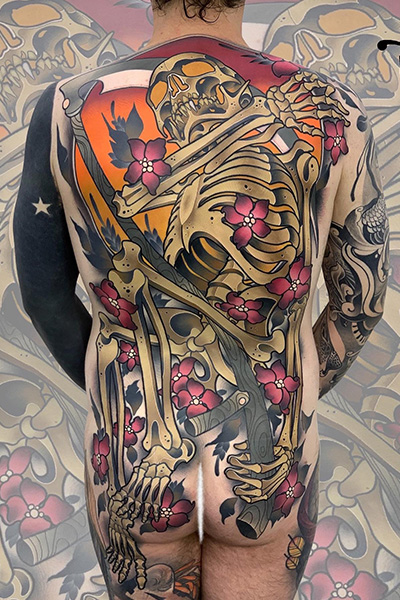 Tatuoija Matt Curzonin tekemä luurankotatuointi, joka on koko selän kokoinen. Matt vierailee tatuointiliike Leimassa.