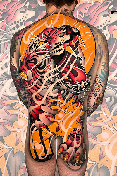 Tatuoija Matt Curzonin tekemä tiikeritatuointi, joka on koko selän kokoinen. Matt vierailee tatuointiliike Leimassa.