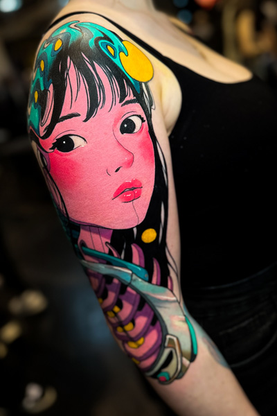 Tatuoija Vasilij Torgashevin tekemä neotraditional-tyylinen tatuointi naisesta. Hän vierailee tatuointiliike Leimassa.