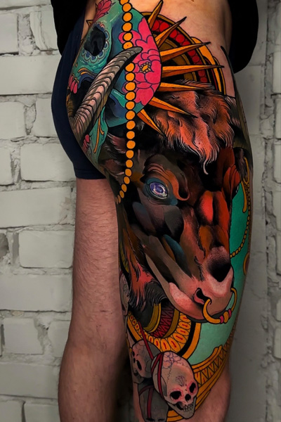 Tatuoija Vasilij Torgashevin tekemä neotraditional-tyylinen tatuointi härästä. Hän vierailee tatuointiliike Leimassa.