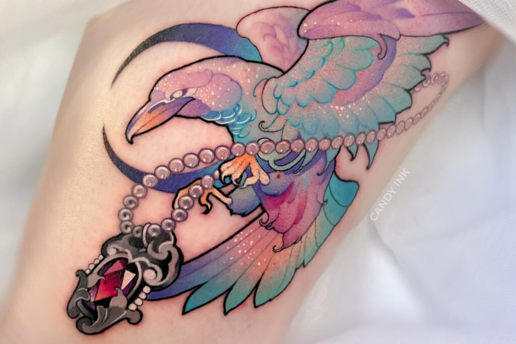 Tatuoija Candyn tekemä valkoinen korppi -tatuointi.