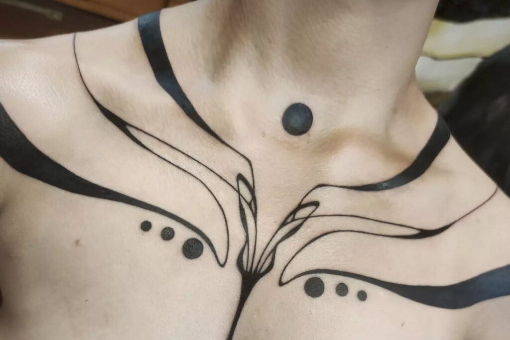 Tatuoija Catherina Gyntin tekemä blackwork-tatuointi asiakkaan rinnassa ja olkapäillä.