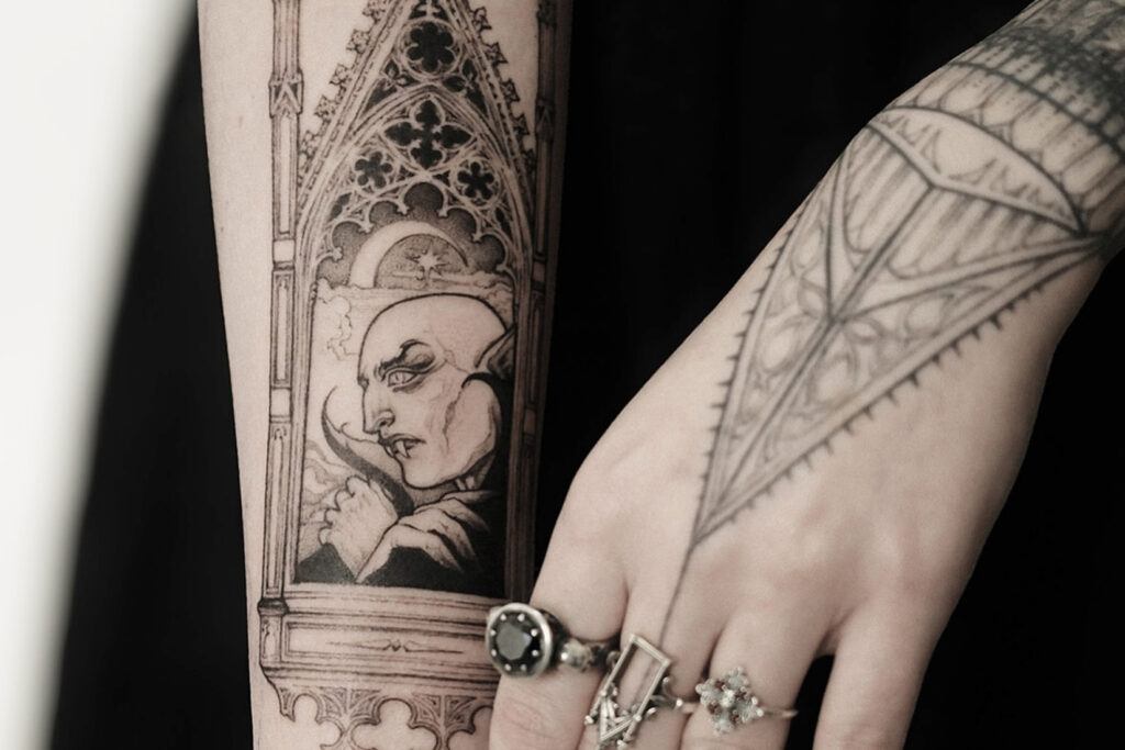 Tatuoija Dogma Noirin tekemä blackwork tatuointi asiakkaan käsissä.