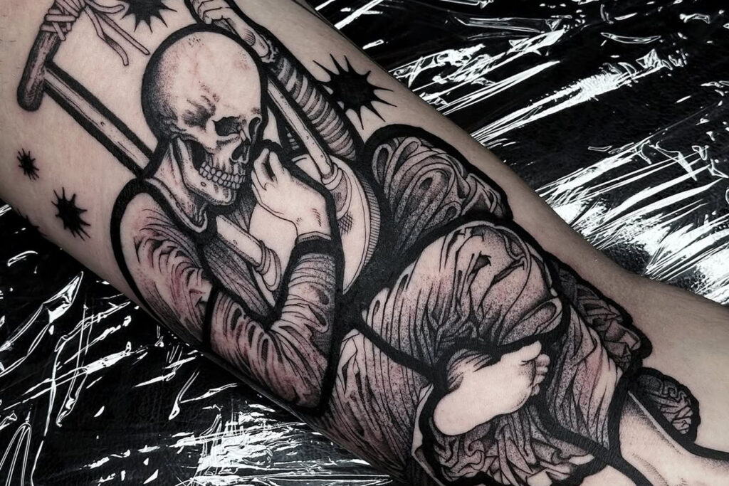 Tatuoija Junkyn, eli Giancarlo Sittan tekemä luurankotatuointi.