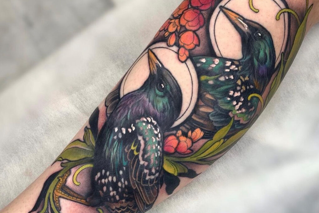 Tatuoija Monika Boon tekemän mustarastas-tatuointi.