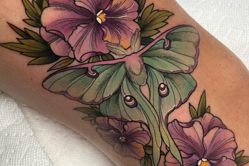 Tatuoija Sam Readin tekemä neotradtional-tatuointi perhosesta.