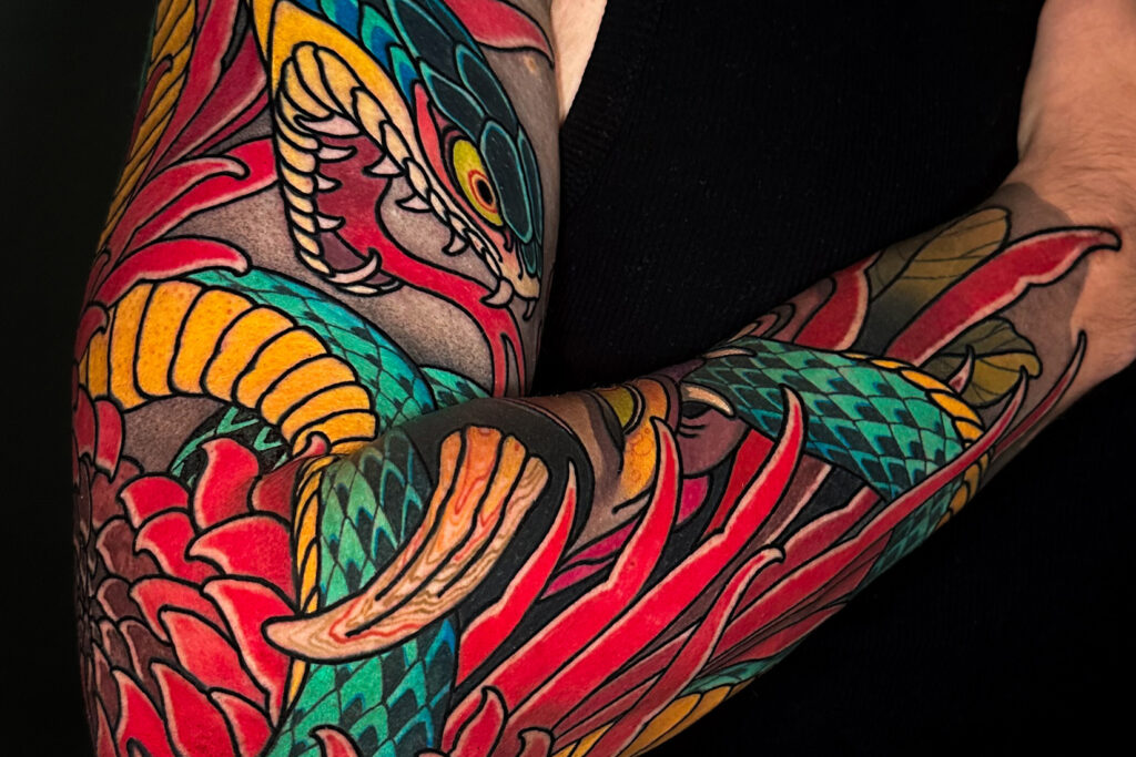 Tatuoija Vasilij Torgashevin tekemä käärmetatuointi kädessä.