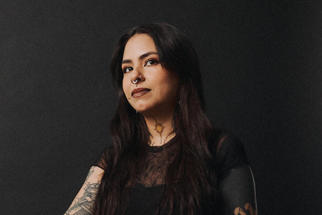 Tatuoija Dan Malaga poseeraa Leima -tatuointiliikkeessä.