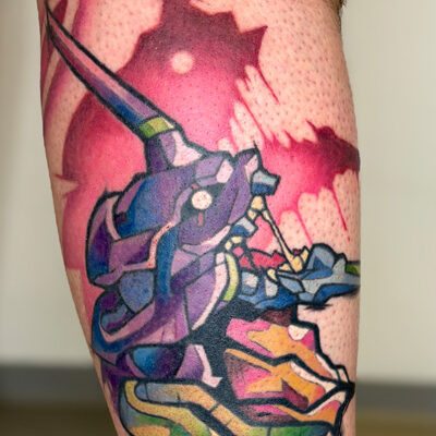 Tatuoija Ellen Arianan tatuoima Anime-tatuointi jalassa, jossa on kuva Eva-01 robotista. Kuva on sarjasta Neon Genesis Evangelion. Tatuointi on tehty tatuointiliike Leimassa.