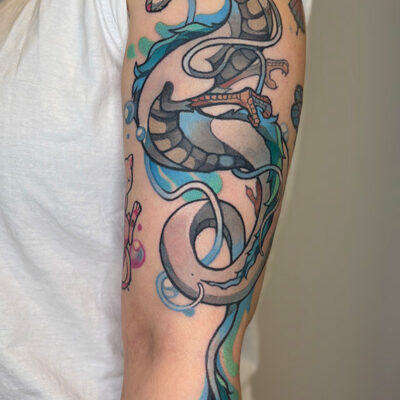 Tatuoija Ellen Arianan tatuoima Haku-lohikäärme elokuvasta Henkien Kätkemä. Värillinen tatuointi on käsivarressa. Tatuointi on tehty tatuointiliike Leimassa.