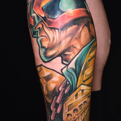 Tatuoija Ilari Mustan tekemä sarjakuvatyylinen tatuointi Judge Dredd -elokuvasta.