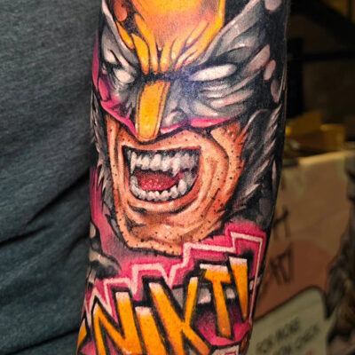 Tatuoija Ilari Mustan tekemän Marvel Wolverine -tatuointi asiakkaan kädessä.
