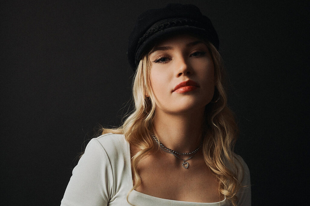 Tatuoija Miss Kia katsoo kameraan.