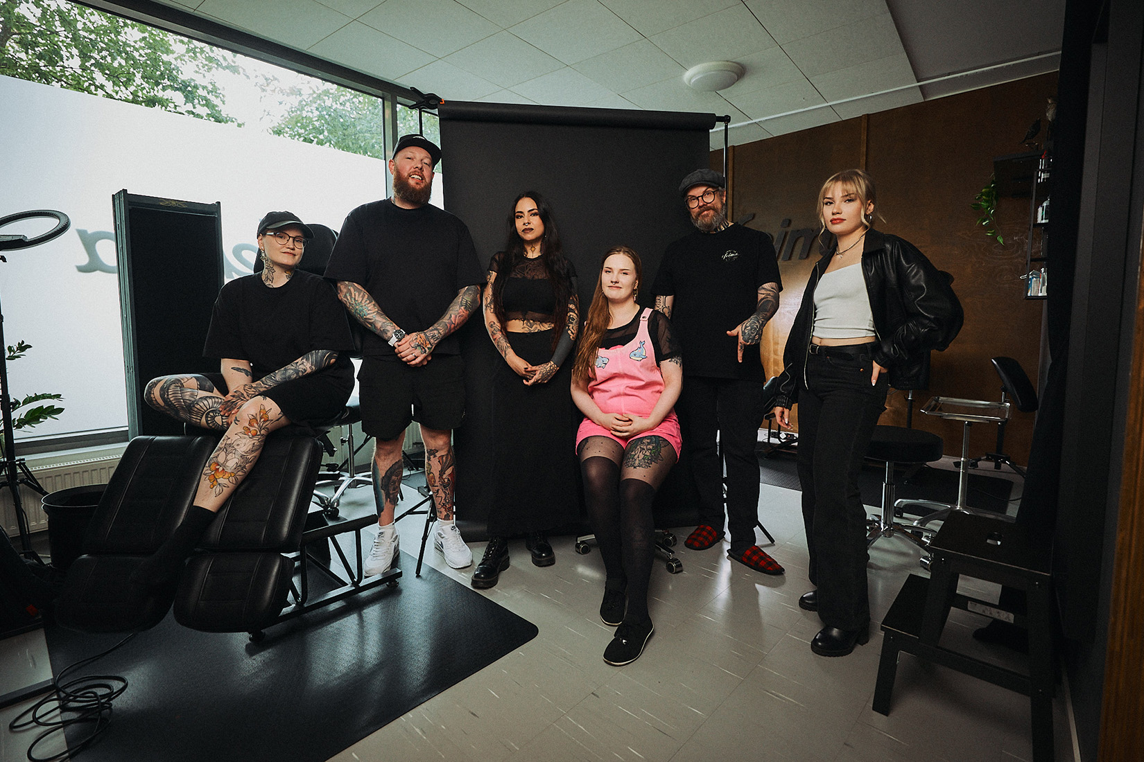 Tatuointiliike Leiman tatuoijat yhteiskuvassa studiolla. Kuvassa vasemmalta oikealle Jole, Bryan Scott, Dan Malaga, Ellen Ariana, Ilari Musta ja Miss Kia.