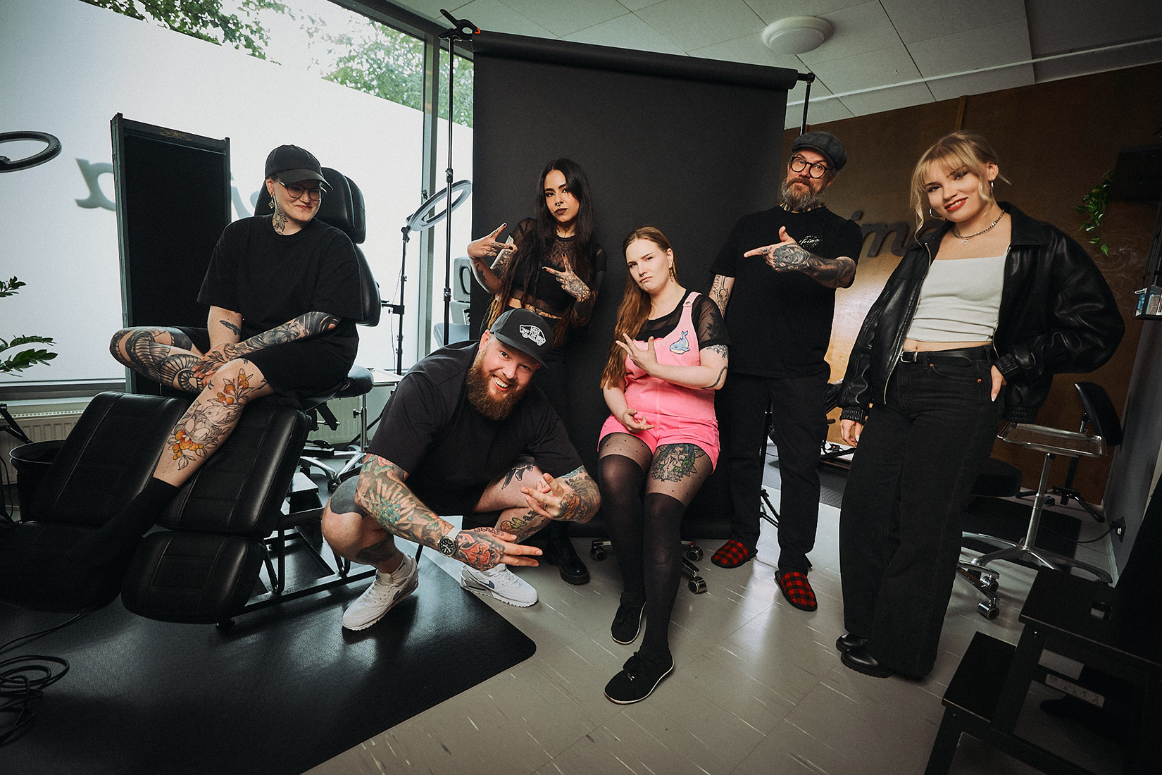 Tatuointiliike Leiman tatuoijat yhteiskuvassa. Kuvassa on vasemmalta oikealle tatuoijat Jole, Bryan Scott, Dan Malaga, Ellen Ariana, Ilari Musta ja Miss Kia.