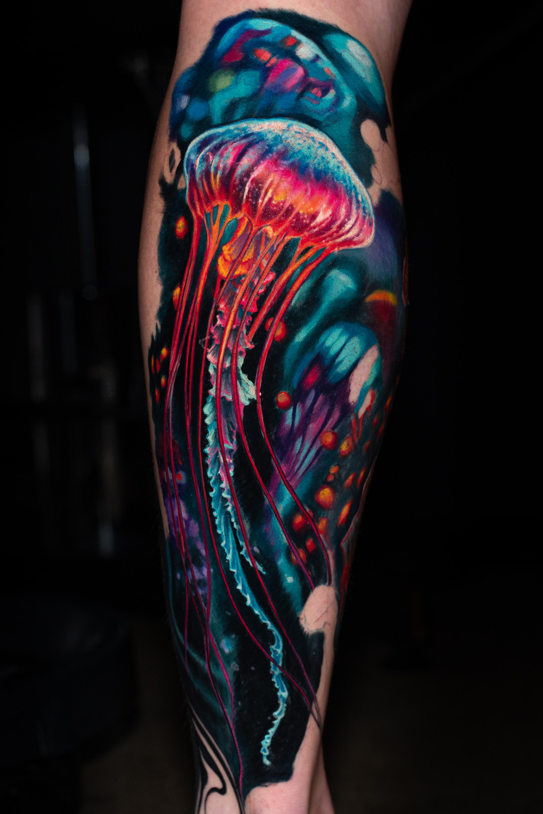 Tatuoija Catan tekemä medusa-tatuointi asiakkaan jalassa. Kuva on realistinen.