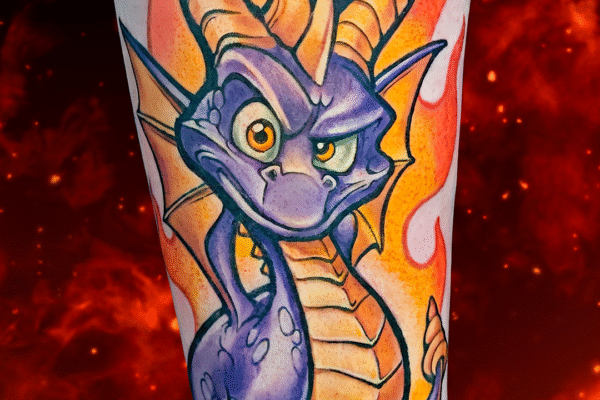 Spyro aiheinen tatuointi, jonka on tehnyt Ilari Musta Leima tatuointiliikkeestä Helsingistä.