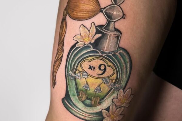 Neotraditional-tyylinen hajuvesipullo -tatuointi, Miss Kia, Leima Helsinki
