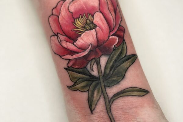 Neotraditional-tyylinen kukka -tatuointi, Miss Kia, Leima Helsinki